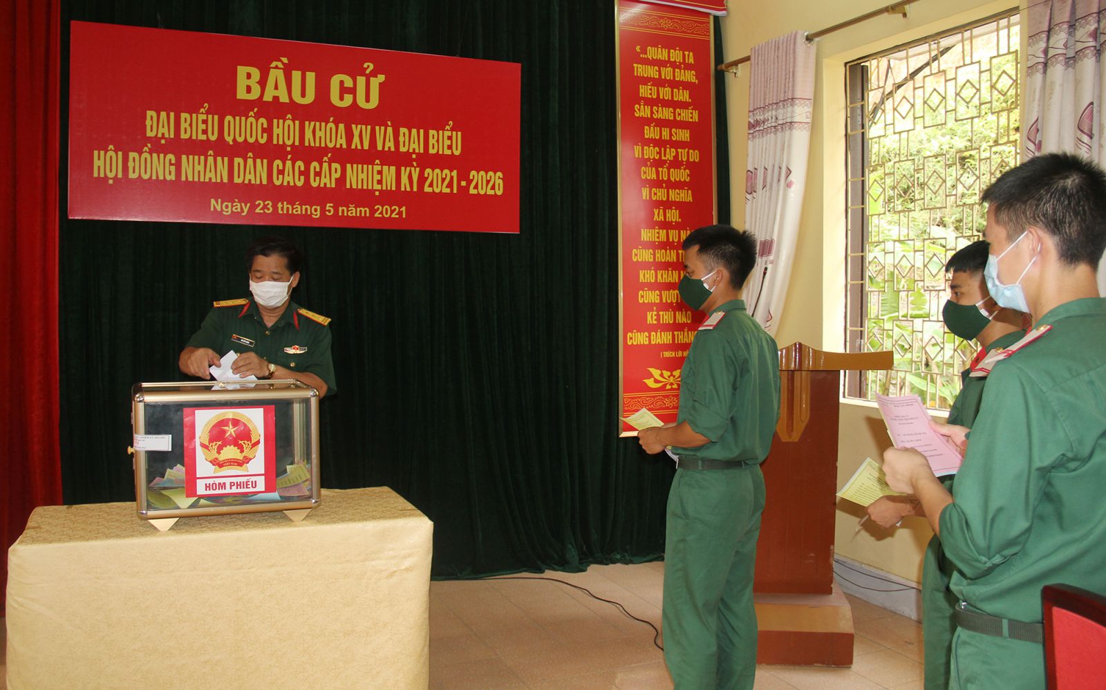 Cử tri bỏ phiếu tại khu vực bỏ phiếu số 9, phường Nam Cường, thành phố Lào Cai.