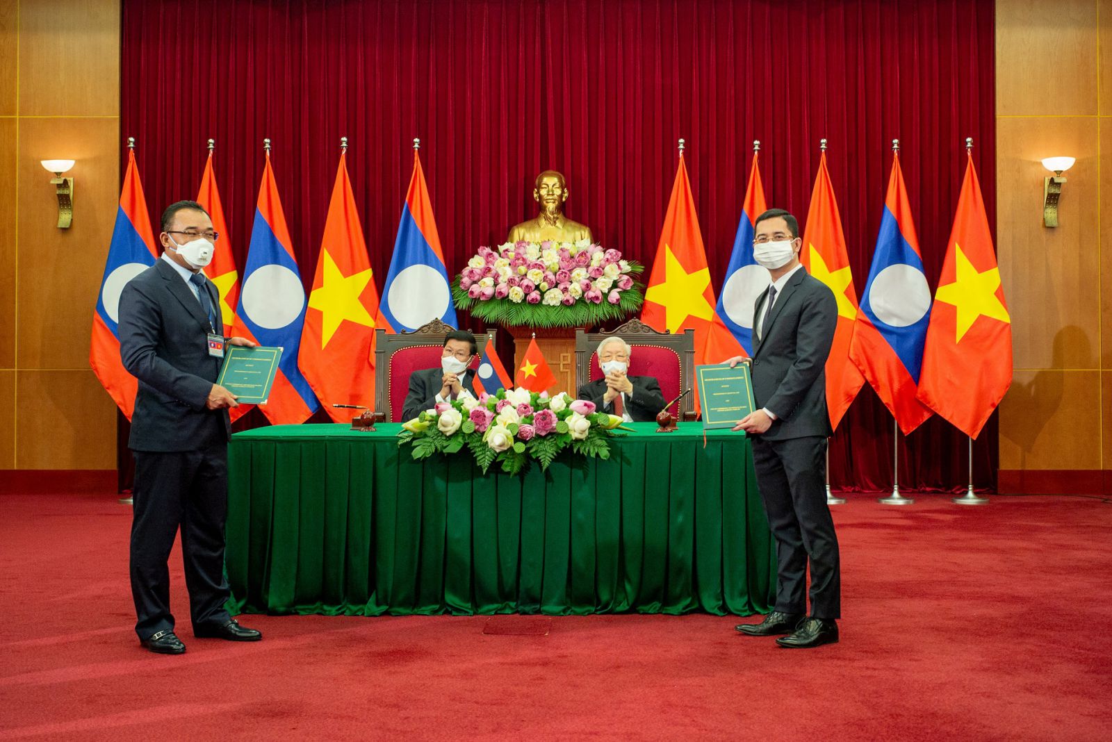 Lãnh đạo Công ty VinFast và Tập đoàn Phongsubthavy trao nhau biên bản ghi nhớ hợp tác trước sự chứng kiến của Tổng Bí thư Nguyễn Phú Trọng và Tổng Bí thư, Chủ tịch nước Lào Thongloun Sisoulith.