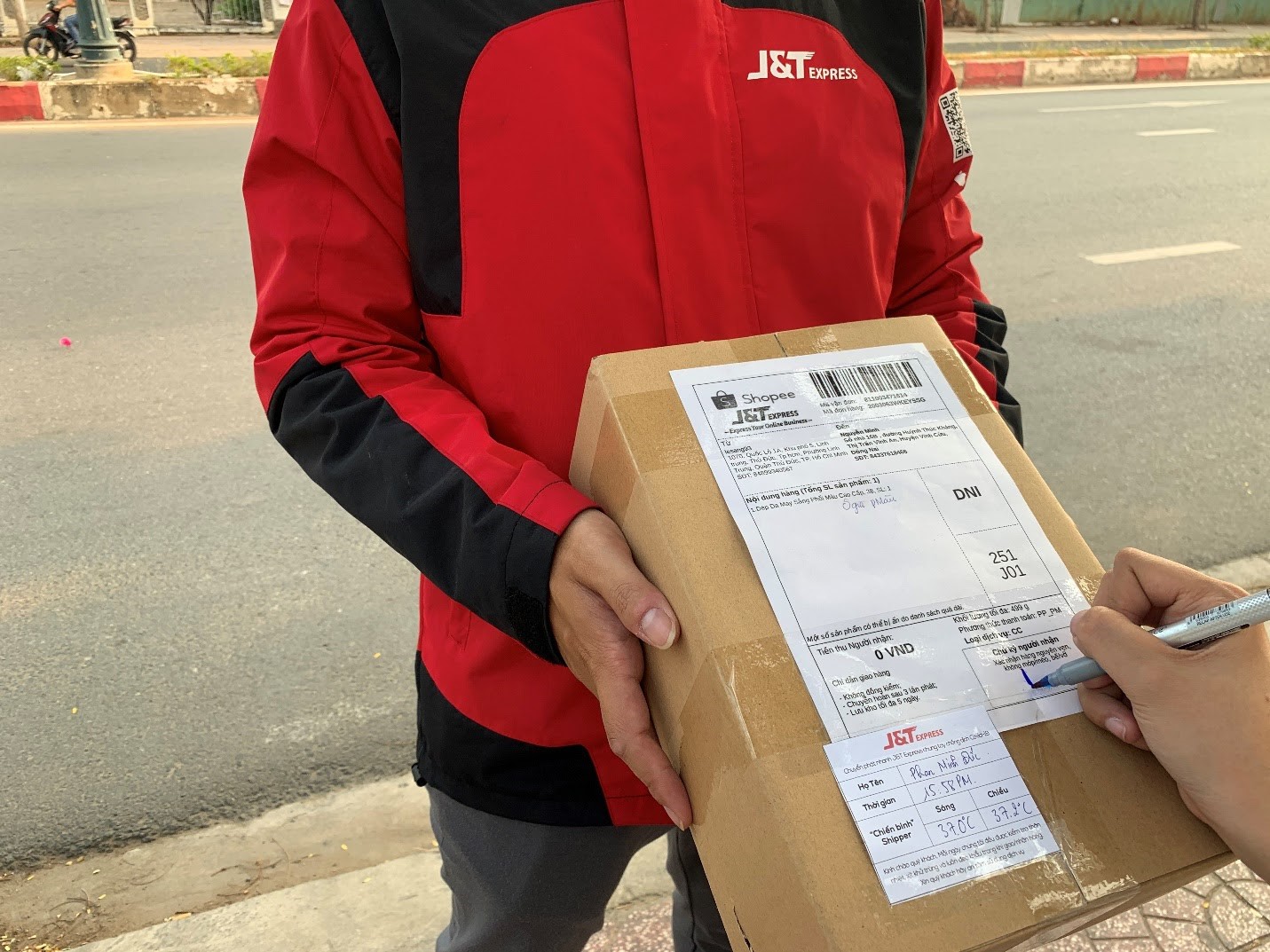 Sáng kiến “Thẻ bưu kiện an tâm” có thông báo thân nhiệt của shipper J&T Express