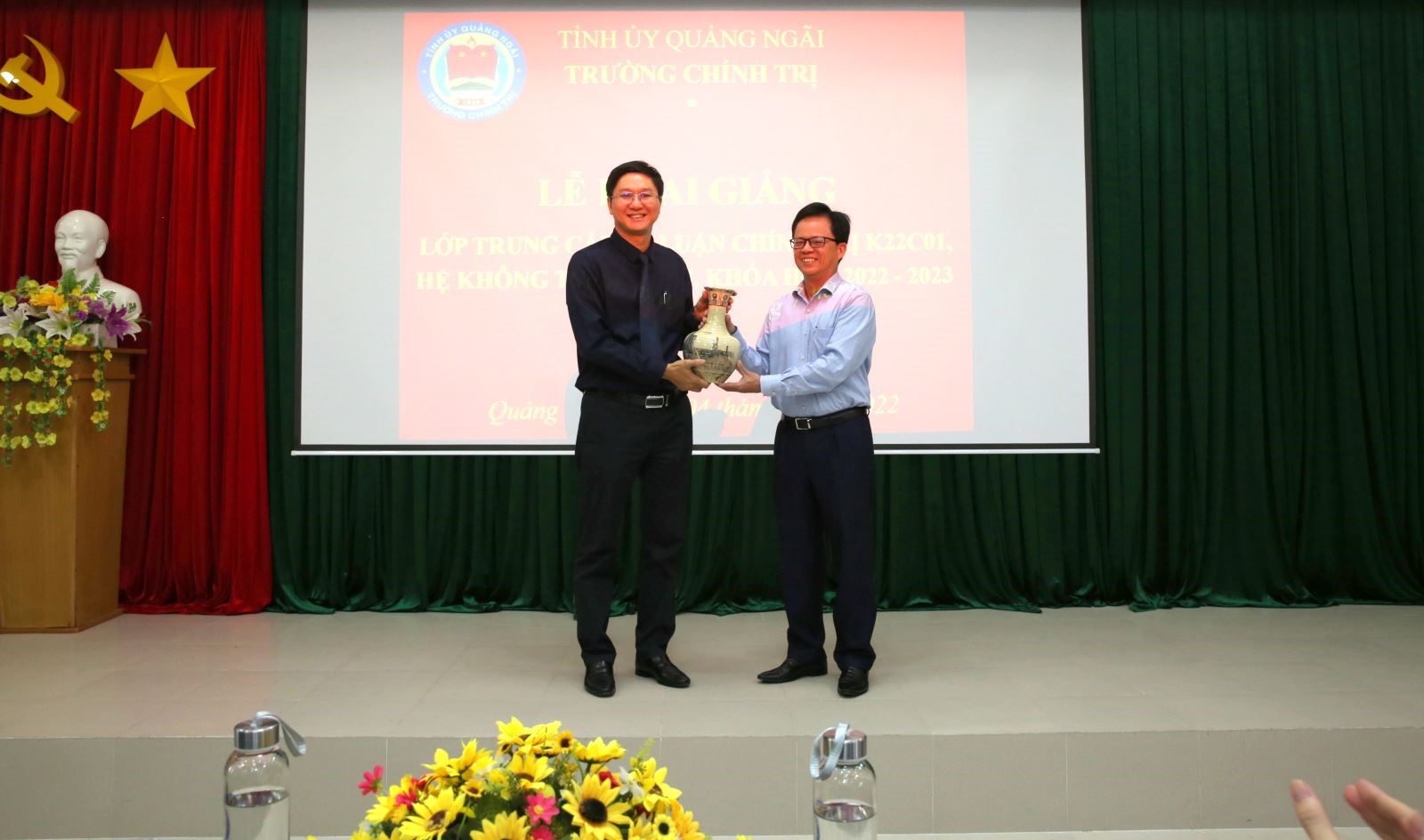 Đồng chí Nguyễn Văn Hội – Bí thư Đảng ủy, Chủ tịch Hội đồng Quản trị BSR tặng quà tri ân Ban giám hiệu Nhà trường