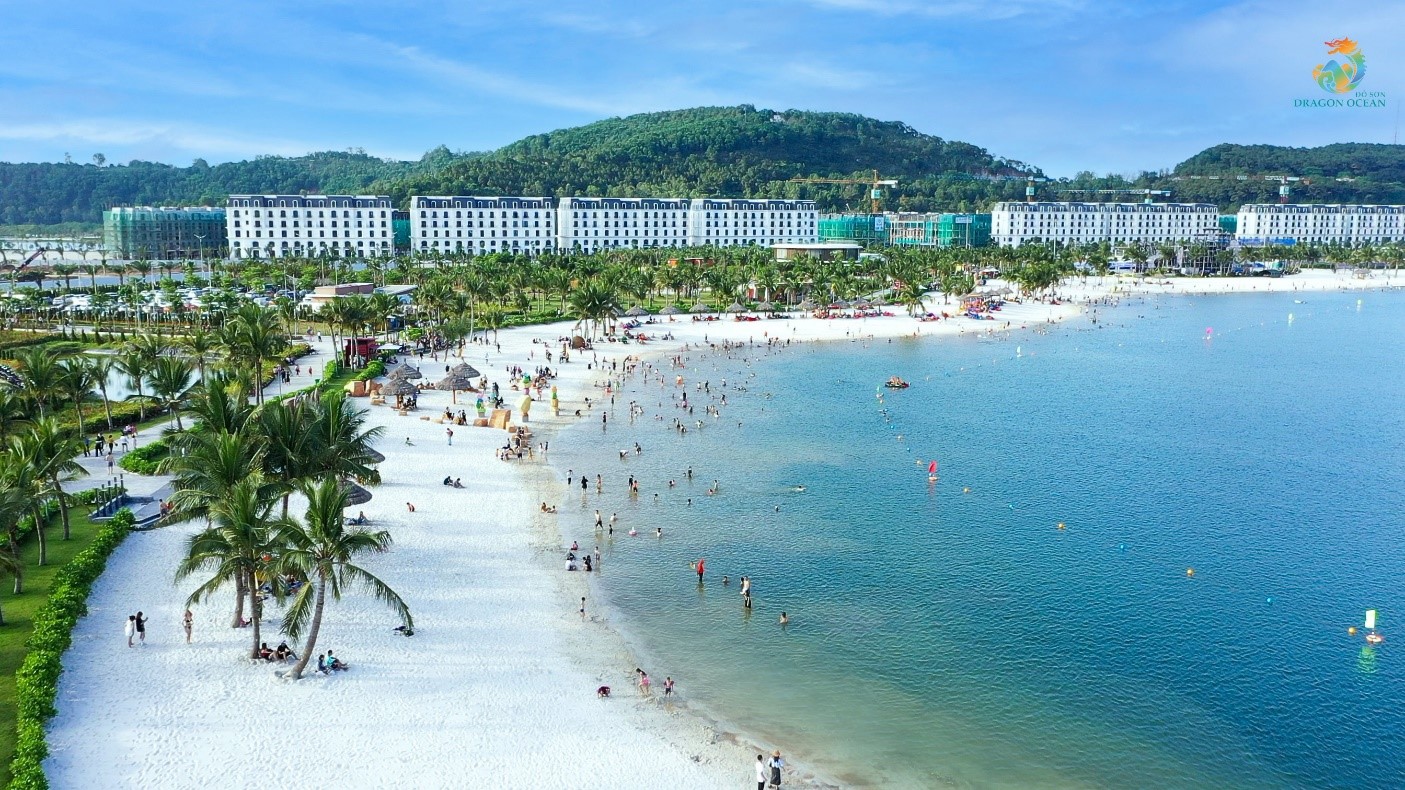 Bãi biển Dragon Beach - KDL Quốc tế Đồi Rồng trở thành điểm đến hấp dẫn với nhiều du khách khi đến với Đồ Sơn, Hải Phòng.