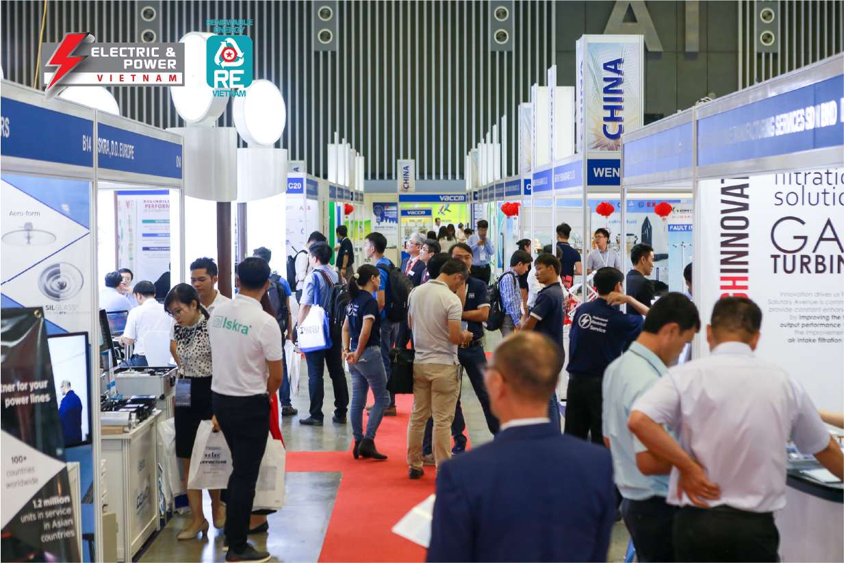 Khách tham quan triển lãm Electric & Power Vietnam 2022 tại Trung tâm Hội chợ & Triển lãm Sài Gòn (SECC).