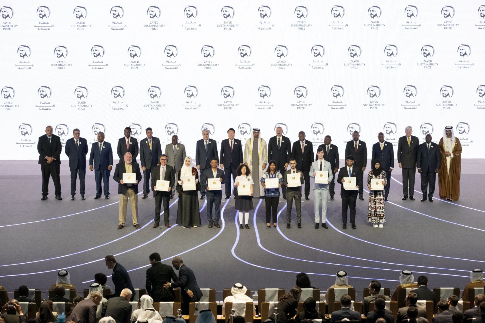 Tổng thống Các Tiểu vương quốc Ả Rập Thống nhất Sheikh Mohamed bin Zayed trao giải cho 10 người chiến thắng Giải thưởng Bền vững Zayed năm 2023.