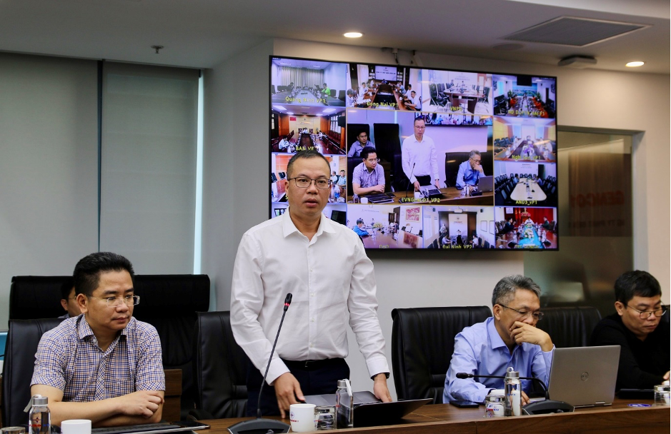 Ông Lê Hải Đăng, Phó Tổng giám đốc EVNGENCO1, Tổ trưởng Tổ giúp việc Ban chỉ đạo CĐS báo cáo tại cuộc họp.