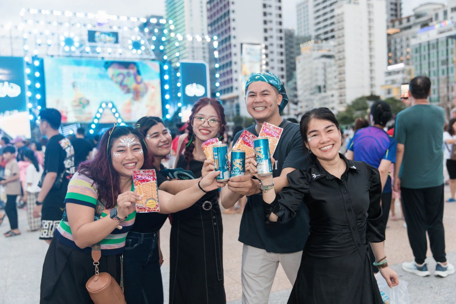 Nhóm bạn trẻ chụp hình cùng snack mực Bento với bia Saigon Chill tại sự kiện âm nhạc The Chill Fest Summer Adventure diễn ra ở Nha Trang giữa tháng 7. Ảnh: Bia Sài Gòn Chill