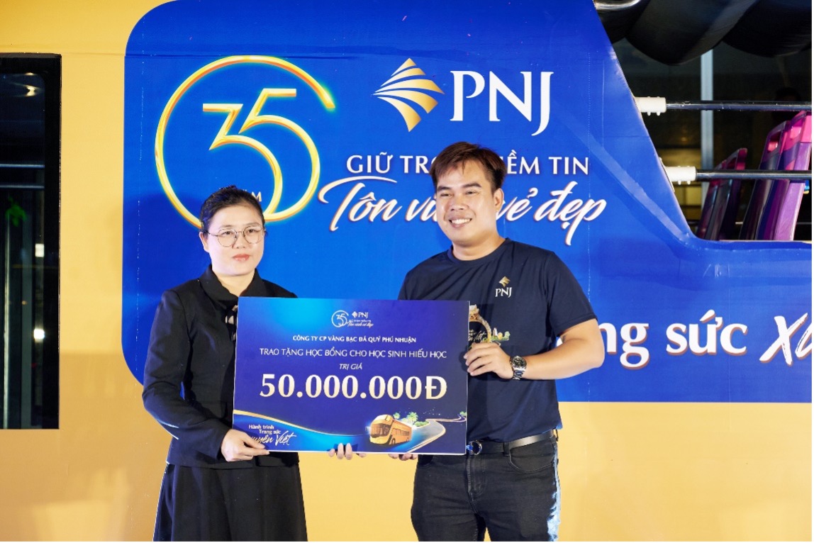 PNJ trao tặng học bổng cho trẻ em hiếu học tại thành phố Buôn Ma Thuột.