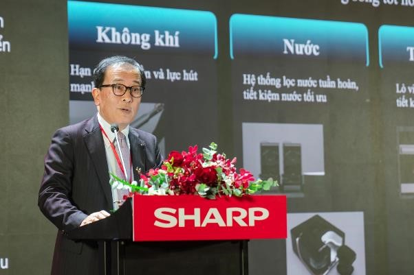 Ông Masahiro Okitsu - Phó chủ tịch điều hành tập đoàn Sharp Nhật Bản phát biểu tại sự kiện