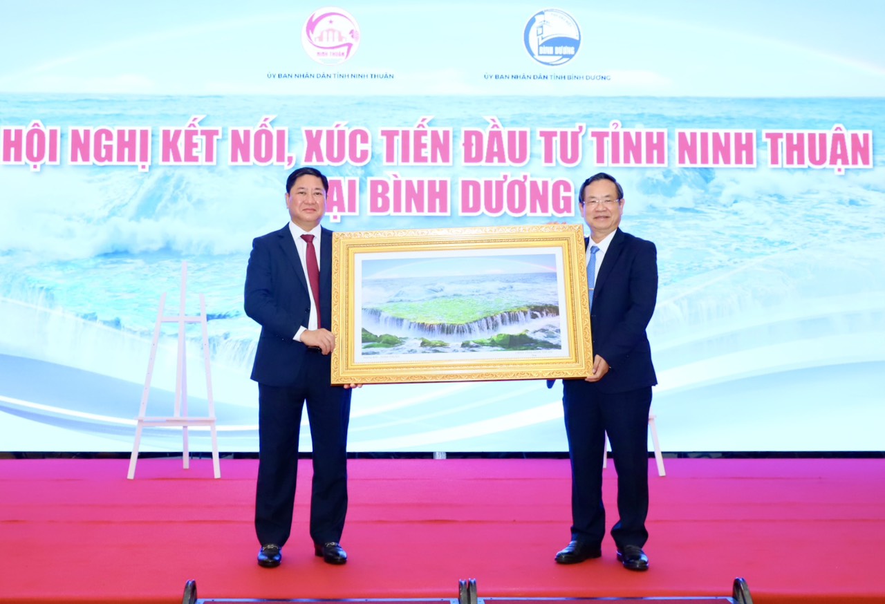 Lãnh đạo tỉnh Ninh Thuận tặng bức tranh cho tỉnh Bình Dương.