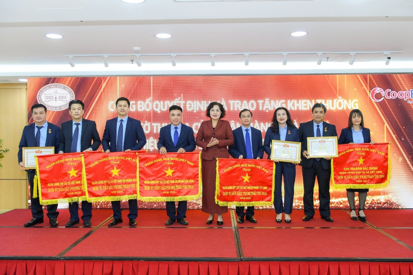 Ủy viên Trung ương Đảng, Thống đốc NHNN Việt Nam Nguyễn Thị Hồng trao cờ thi đua và danh hiệu chiến sĩ thi đua ngành Ngân hàng cho các tập thể, cá nhân.