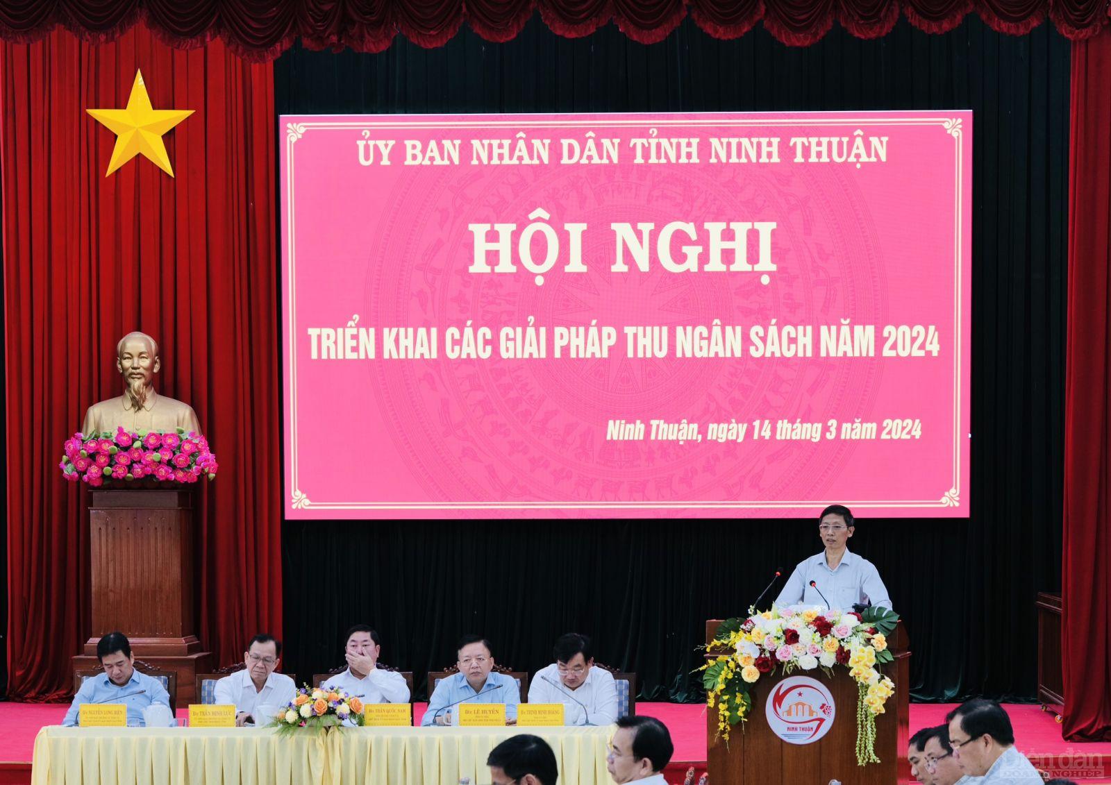 Cục trưởng Thuế tỉnh Ninh Thuận Nguyễn Văn Dũng phát biểu tham luận về những giải pháp để hoàn thành nhiệm vụ thu ngân sách năm 2024.