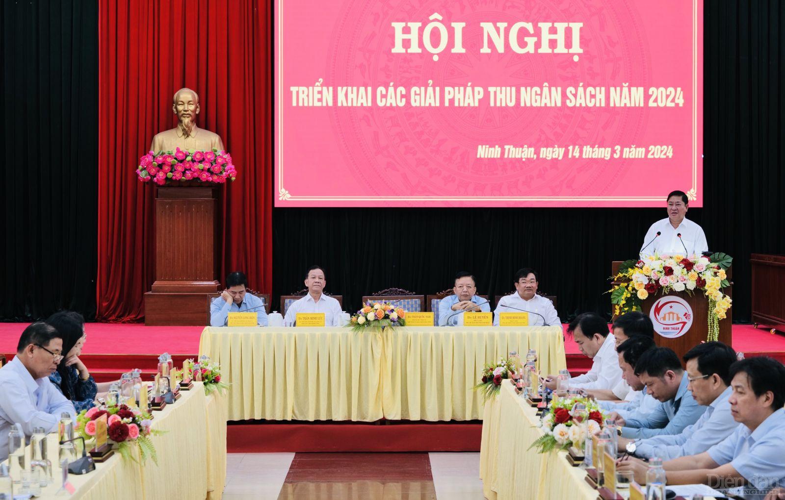 Đồng chí Trần Quốc Nam, Phó Bí thư Tỉnh uỷ, Chủ tịch UBND tỉnh chủ trì hội nghị triển khai các giải pháp thu ngân sách năm 2024.