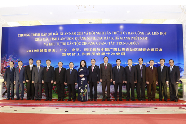 Ông Lê Hoài Trung - Thứ trưởng Bộ Ngoại giao chụp ảnh lưu niệm cùng các đại biểu