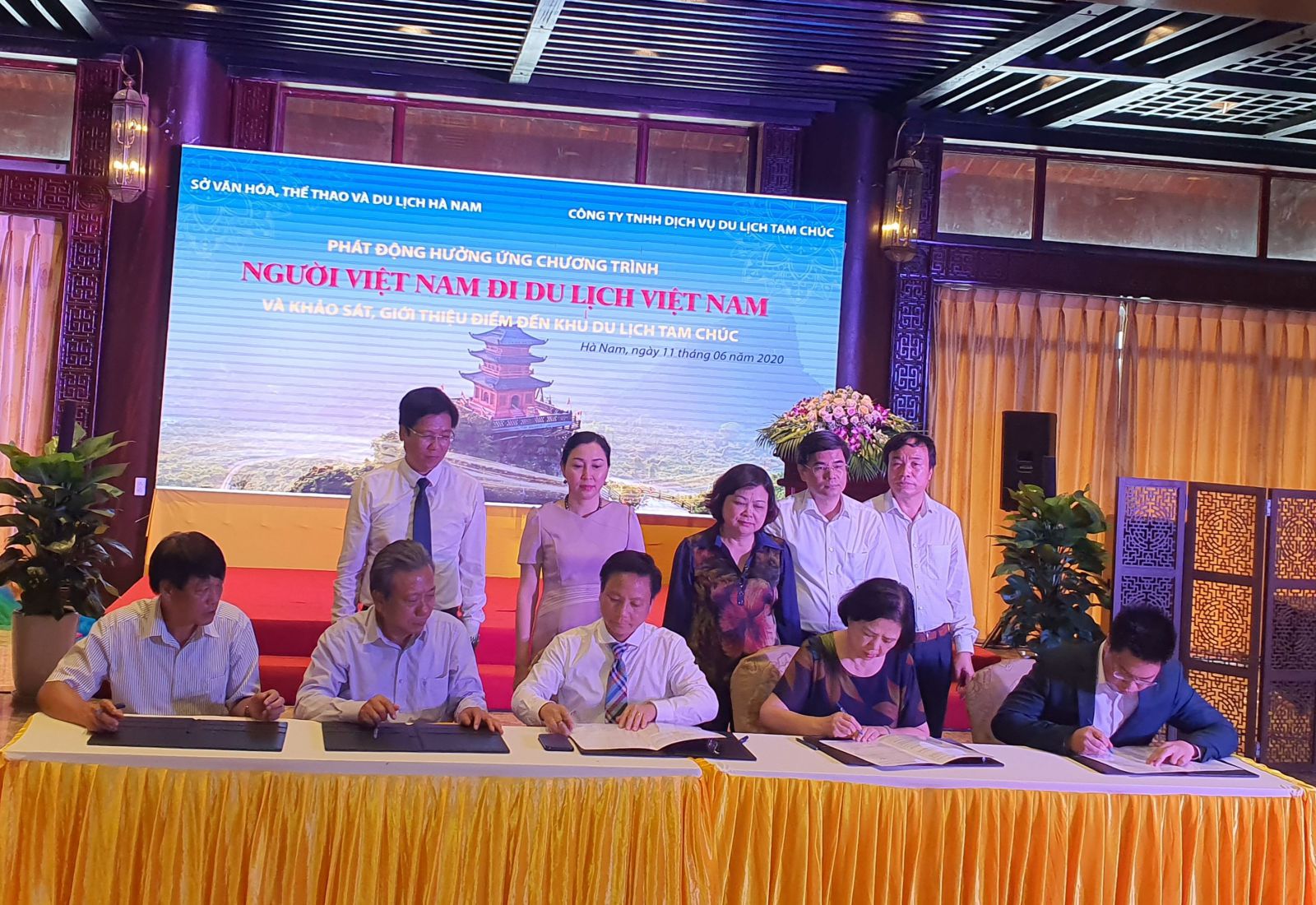Các đơn vị ký cam kết hỗ trợ cung cấp thông tin và dịch vụ nhằm hưởng ứng Chương trình kích cầu du lịch “Người Việt Nam đi du lịch Việt Nam” của tỉnh Hà Nam