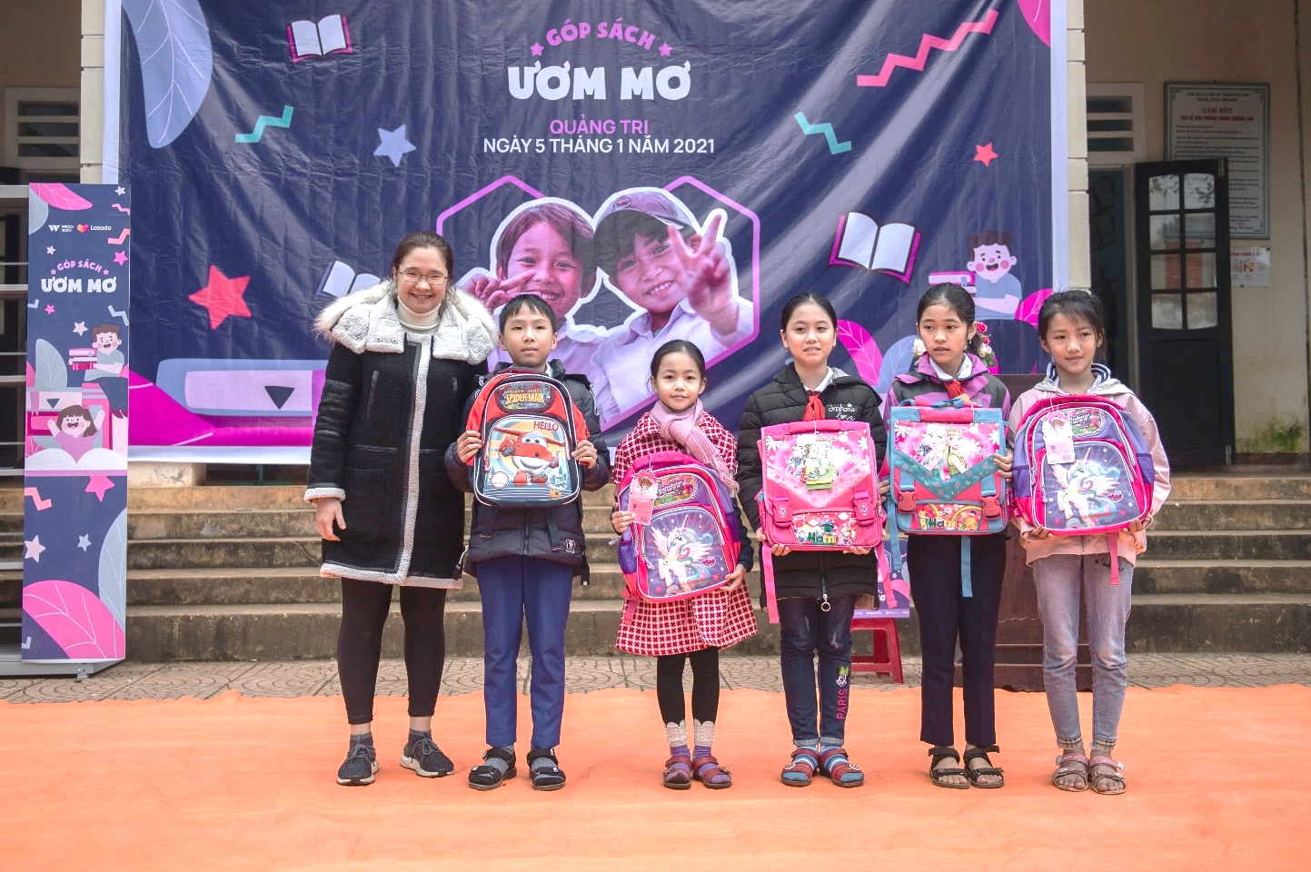 Bà Trương Thị Như Hằng  – Đại diện Fahasa.com trao tặng vở và cặp sách cho các em học sinh trường tiểu học Hải Thái, huyện Gio Linh, tỉnh Quảng Trị