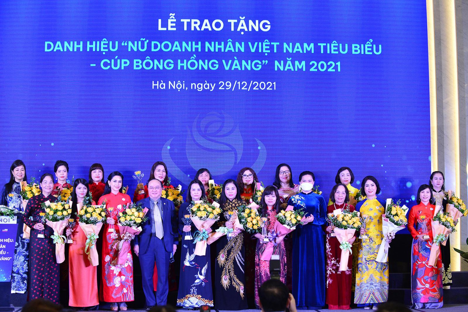 Danh hiệu “Nữ doanh nhân Việt Nam tiêu biểu – Cúp Bông Hồng Vàng” đã được trao tặng cho 60 nữ doanh nhân tiêu biểu trong năm 2021.