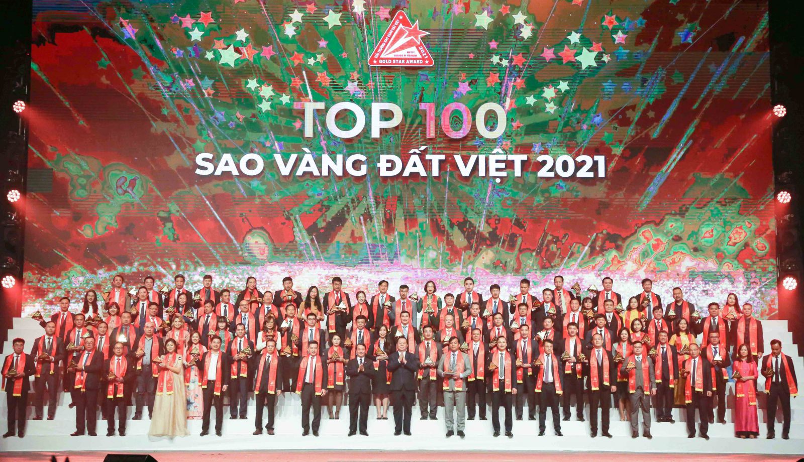 tổng doanh thu của 200 doanh nghiệp có thương hiệu đạt giải Sao Vàng đất Việt 2021 là trên 747 nghìn tỷ đồng, nộp ngân sách trên 40 nghìn tỷ đồng và tạo việc làm cho hơn 450 nghìn lao động.