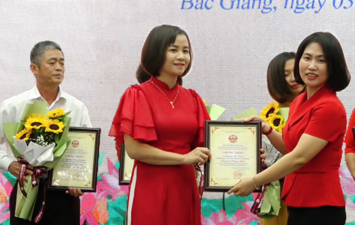Bà Bùi Thị Thu Thủy - Giám đốc Sở Kế hoạch và Đầu tư trao chứng nhận cho các cá nhân đạt giải