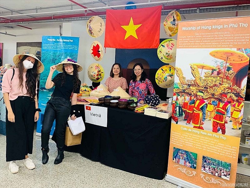 Du khách tham quan gian hàng các sản phẩm của Việt Nam tại Hội chợ văn hóa và ẩm thực quốc tế - Bảo tàng nghệ thuật Bra-xin tháng 5/2022