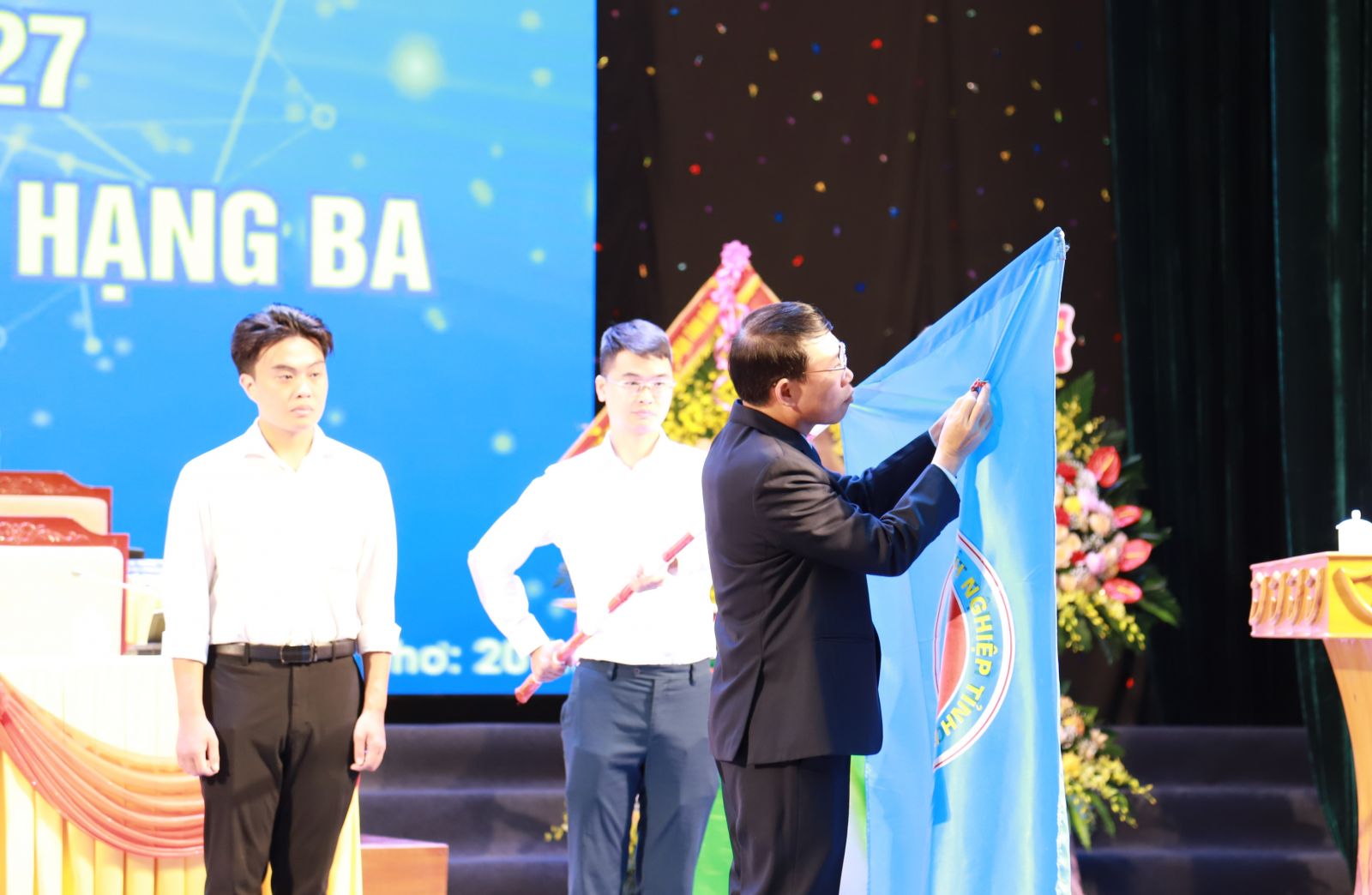 Ông Lê Ánh Dương - Phó Bí thư Tỉnh ủy - Chủ tịch UBND tỉnh Bắc Giang trao Huân chương Lao động hạng Ba của Chủ tịch nước cho Hiệp hội Doanh nghiệp tỉnh Bắc Giang.
