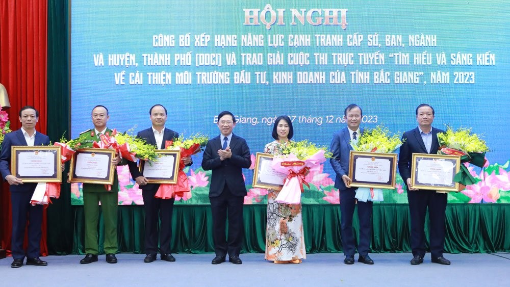 Ông Lê Ánh Dương trao giấy chứng nhận DDCI cho các sở, ngành, địa phương đạt tốp đầu.