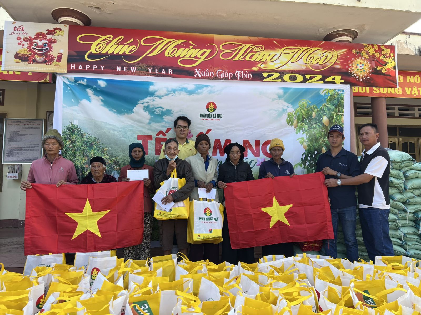 Phân Bón Cà Mau trao 100 suất quà và100 lá cờ tổ quốc cho 100 hộ đồng bào nghèo tại 4 Huyện Lăk tỉnh Đăk Lăk