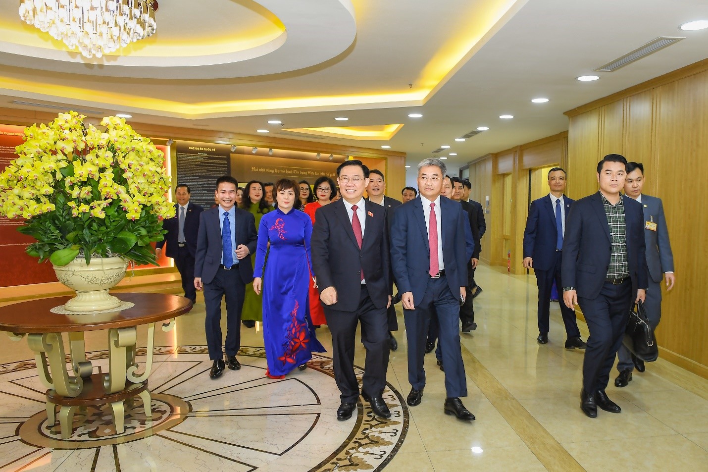 Đồng chí Vương Đình Huệ - Ủy viên Bộ chính trị, Chủ tịch Quốc hội thăm, chúc Tết cán bộ, người lao động Co-opBank