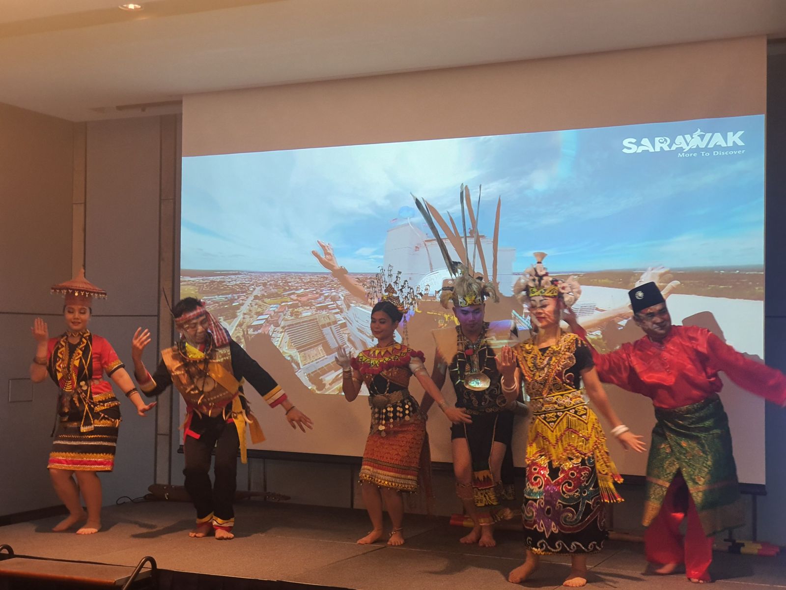các vũ công và nghệ nhân đàn Sape đến từ bang Sarawak, Malaysia đã đem đến cho du khách những trải nghiệm về nền văn hóa đa dạng của miền Đông Malaysia.