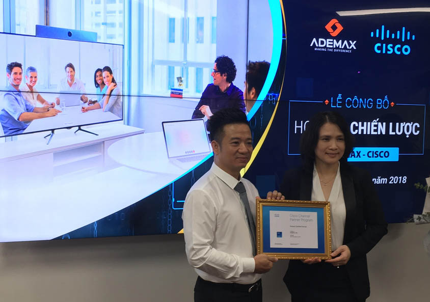 Đại diện cho Cisco Việt Nam cũng trao chứng nhận Premier Certified Partner cho đại diện Công ty cổ phần Ademax.