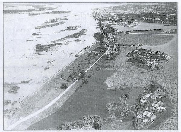 Sông Hồng mùa lũ năm 1930 - Quảng An và Nghi Tàm trở thành đảo nổi giữa mênh mông nước 