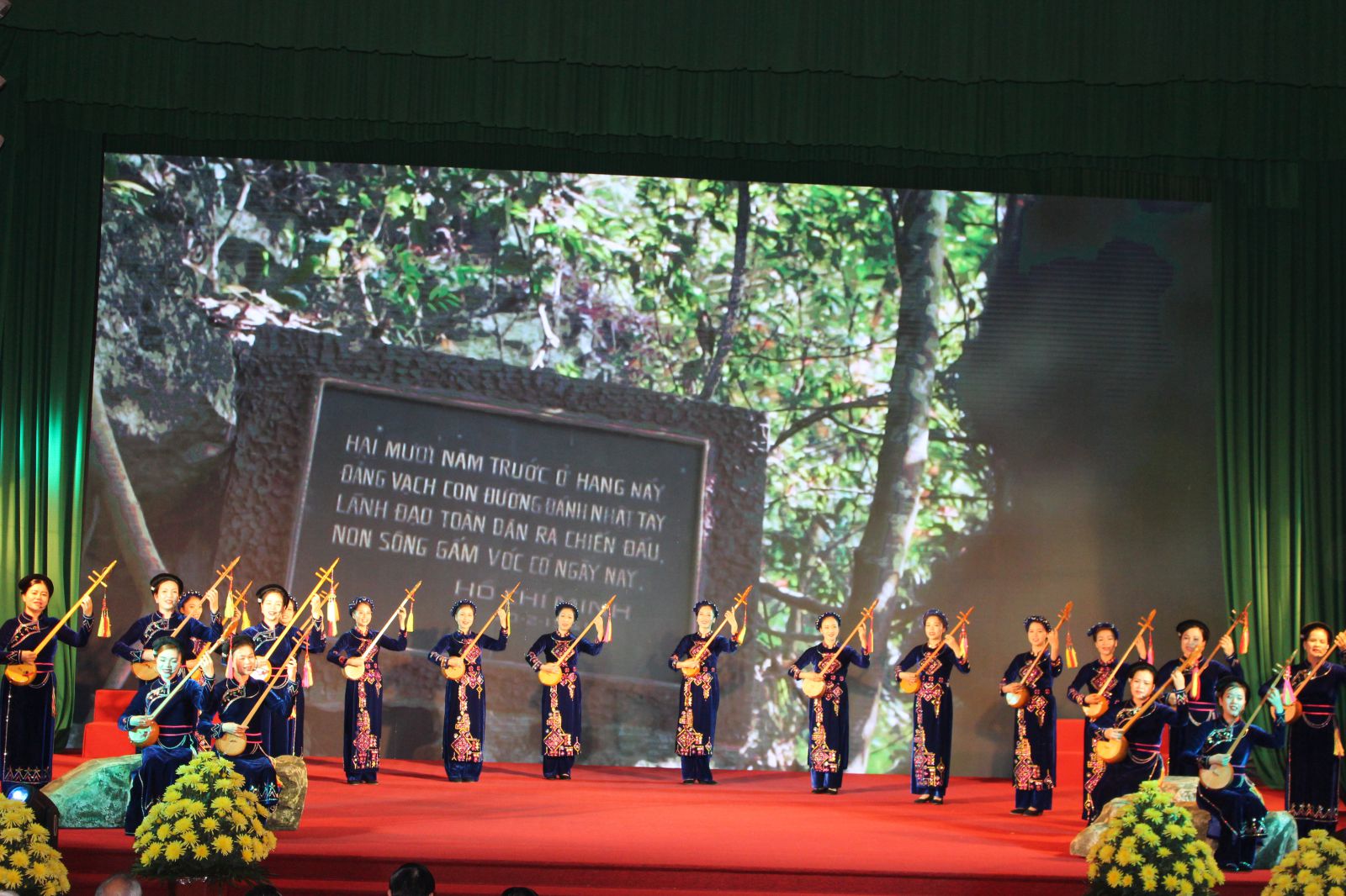 Chương trình văn nghệ chào mừng 50 năm thực hiện di chúc của Chủ tịch Hồ Chí Minh
