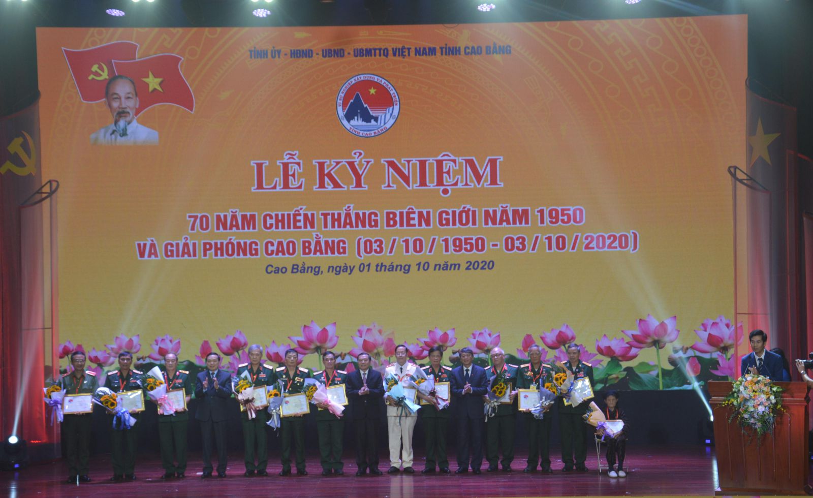 Lãnh đạo tỉnh Cao Bằng đã trao tặng Huy hiệu 