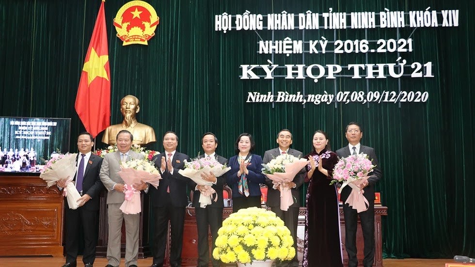 Lãnh đạo Tỉnh ủy Ninh Bình tặng hoa chúc mừng lãnh đạo, nguyên lãnh đạo UBND tỉnh Ninh Bình.