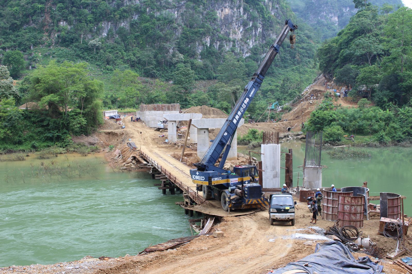 Công trình Cầu và Đường nối QL 34 với xã Nam Quang đang được thi công xây dựng