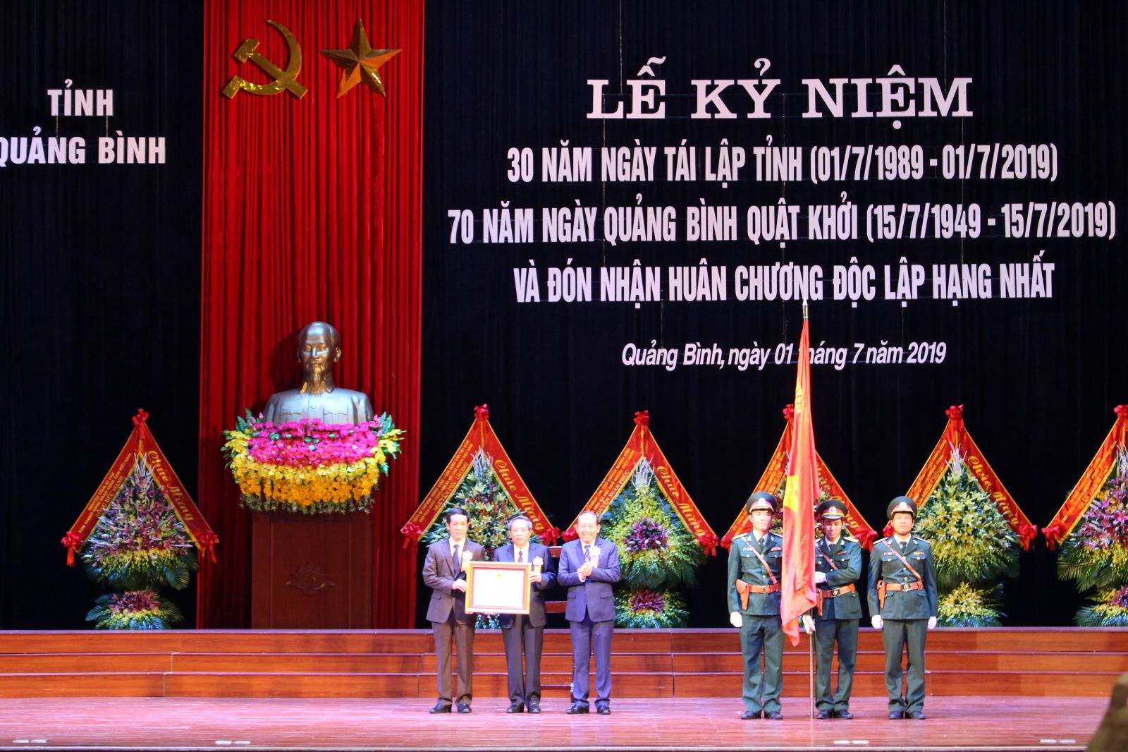 Phó Thủ tướng thường trực Chính phủ Trương Hòa Bình trao Huân chương Độc lập hạng Nhất cho lãnh đạo tỉnh Quảng Bình