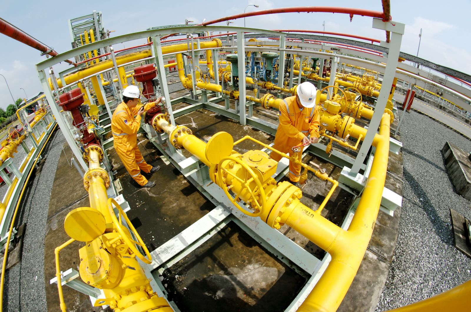 Công nhân kỹ thuật vận hành một hệ thống cung cấp Khí của PV GAS