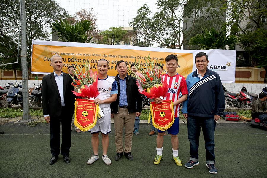 Ông Võ Văn Quang - Bí thư chi Bộ, Phó TGĐ trao giải bóng đá BAC A BANK cup