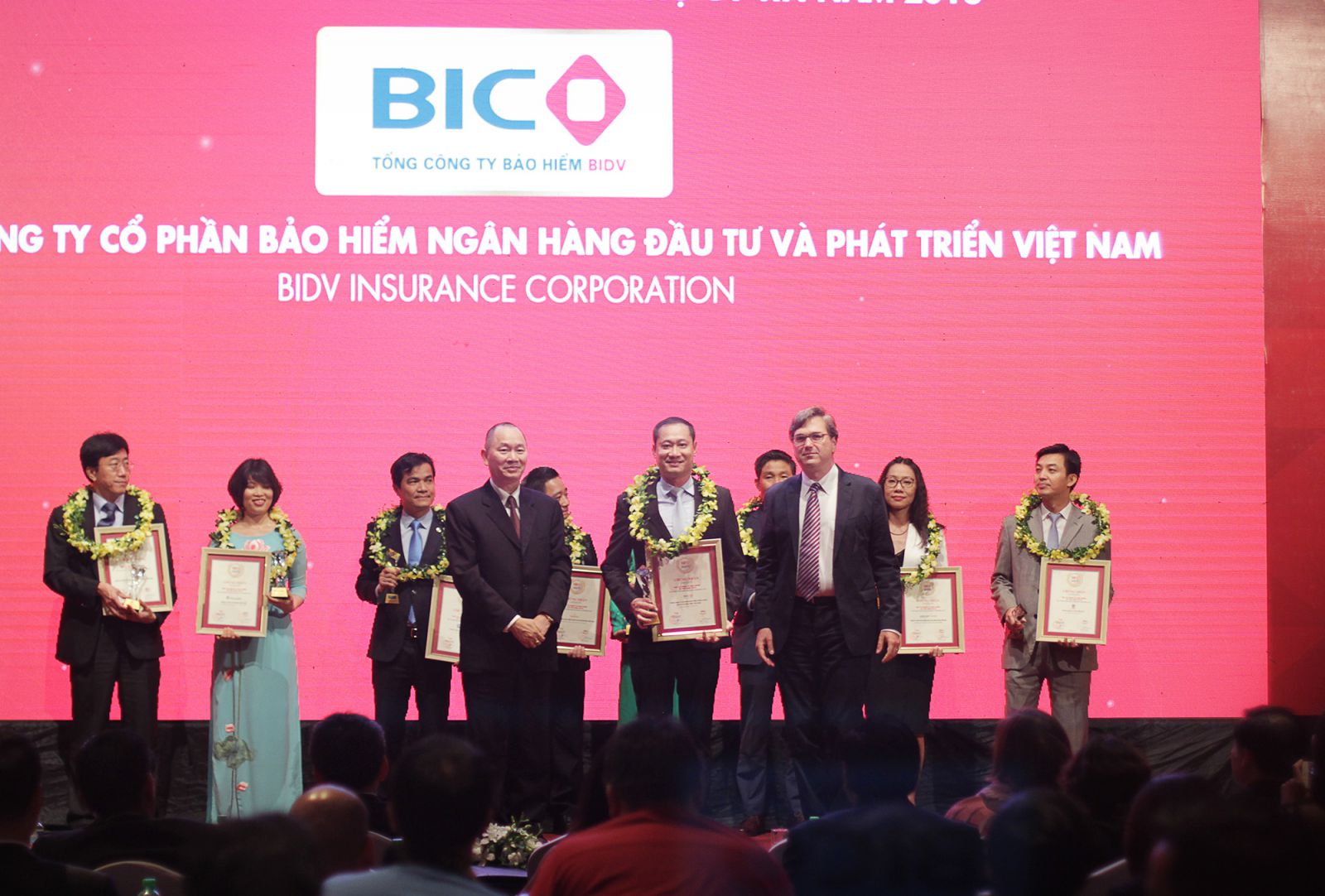 Đại diện lãnh đạo BIC nhận giải thưởng cao quý từ Ban Tổ chức