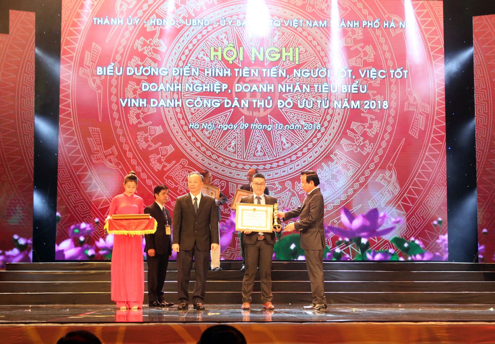 Đại diện Tập đoàn Tân Á Đại Thành nhận Cúp Thăng Long 2018