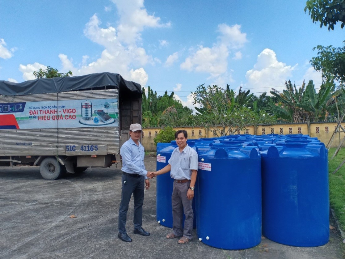 Đại diện Tập đoàn Tân Á Đại Thành trao tặng bồn nước tới người dân huyện Châu Thành