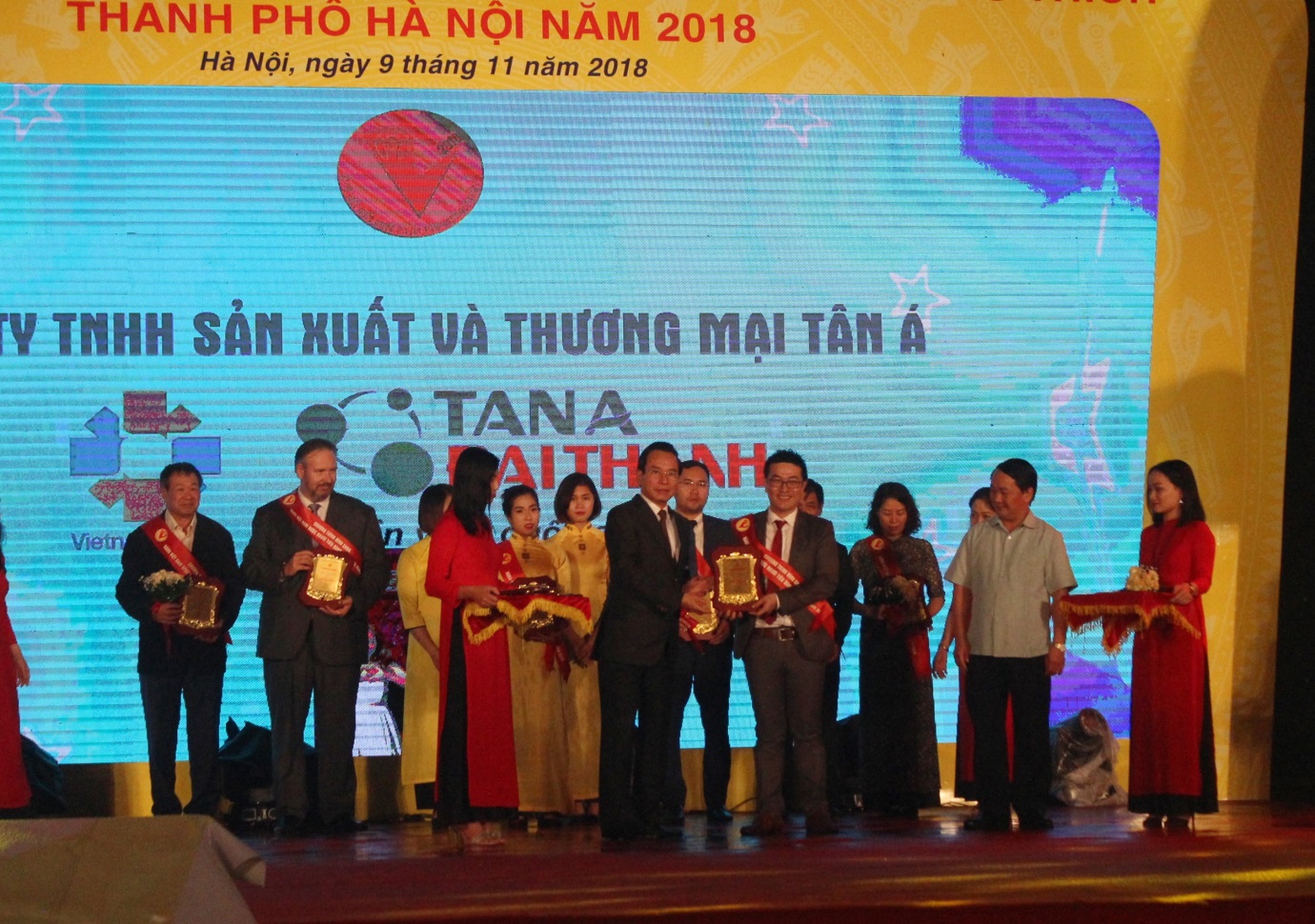 Đại diện Tập đoàn Tân Á Đại Thành nhận chứng nhận Top 1 Hàng Việt Nam được người tiêu dùng yêu thích cho thương hiệu bình nước nóng Rossi.