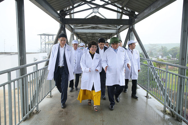 Thủ tướng Chính phủ Nguyễn Xuân Phúc thăm trang trại bò sữa TH Nghệ An ngày 22/2.