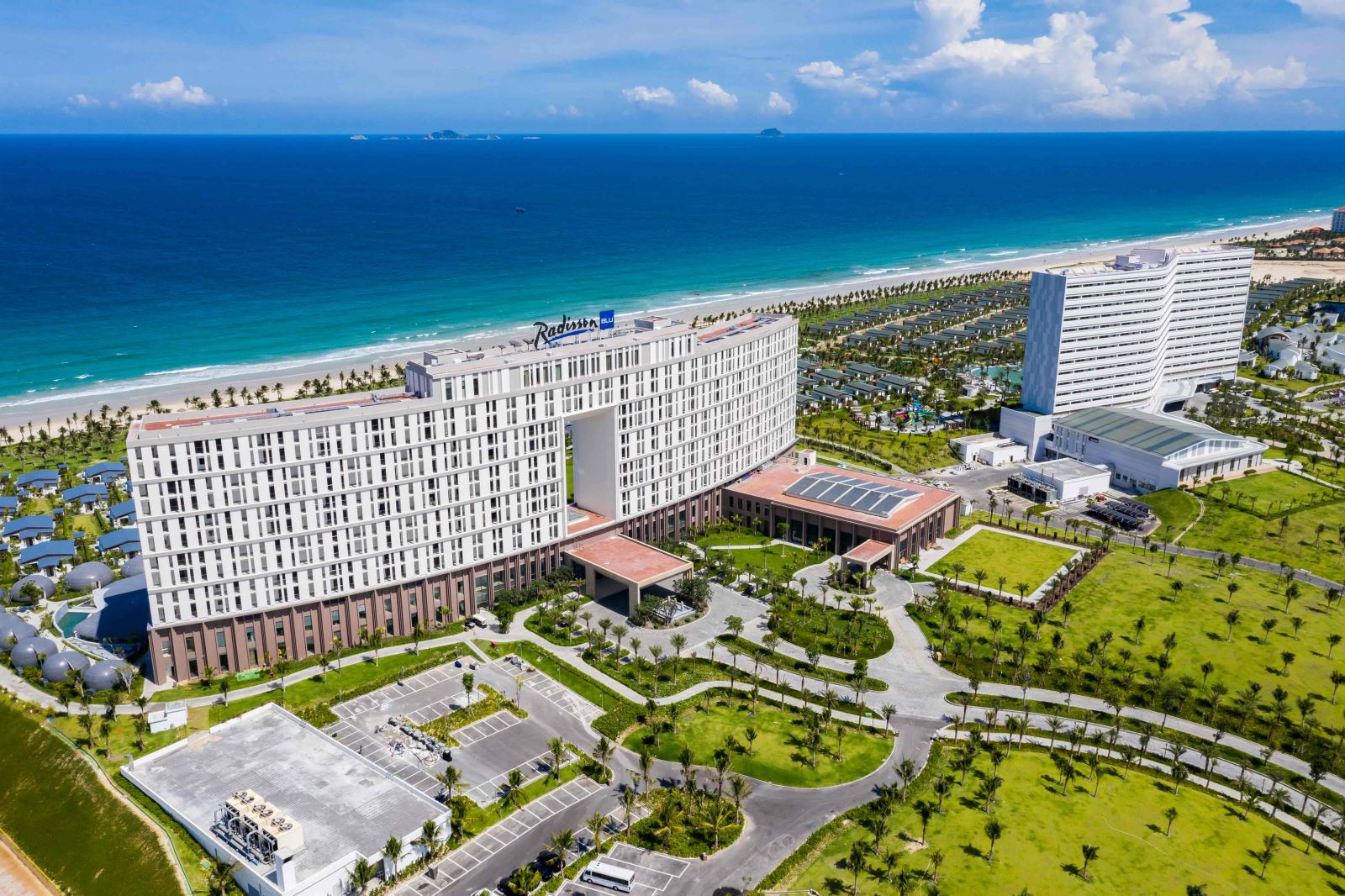 Quần thể khu nghỉ dưỡngp/nghỉ dưỡng 5 sao quốc tế Mövenpick Resort Cam Ranh và Radisson Blu Resort Cam Ranh