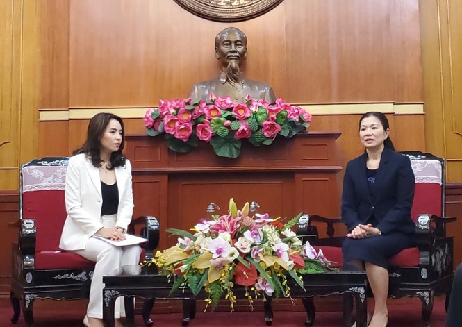 Phó Chủ tịch Ủy ban Trung ương MTTQ Việt Nam Trương Thị Ngọc Ánh ( bên phải) trao đổi vời bà Trần Thị Như Trang - Thành viên HĐQT Tập đoàn TH