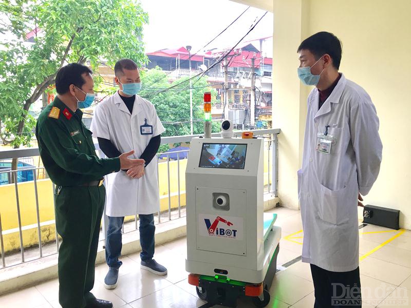 Đại diện Học viện kỹ thuật quân sự giới thiệu robot với các bác sĩ bệnh viện Bắc Thăng Long