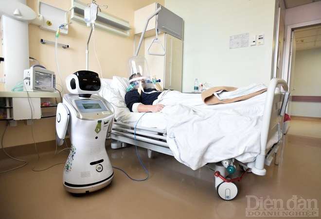Robot Tommy được đặt cạnh các gường bệnh
