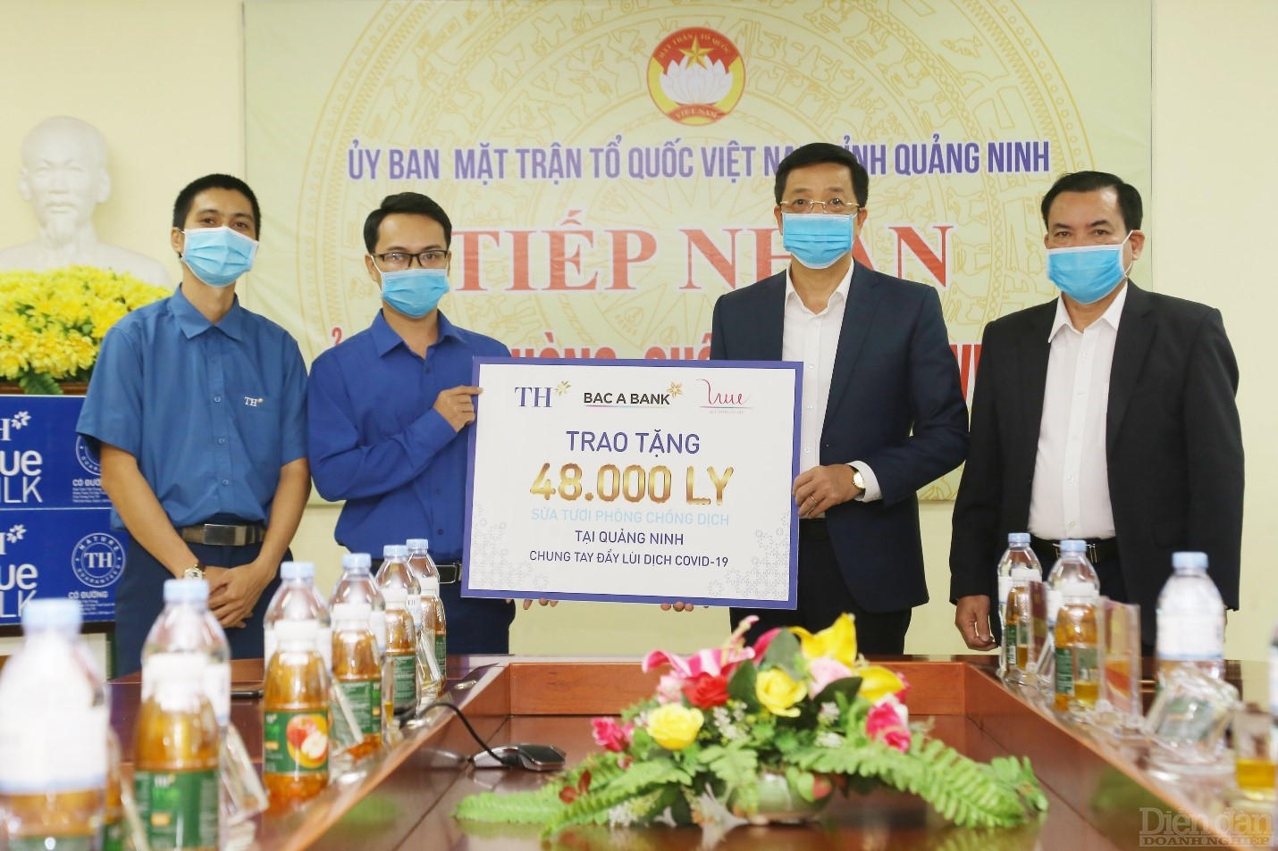 Đại diện lãnh đạo Tập đoàn TH, BAC A BANK trao tặng 48.000 ly sữa cho tỉnh Quảng Ninh.