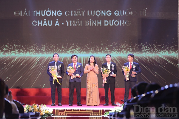 Phó Chủ tịch nước Võ Thị Ánh Xuân trao giải thưởng Chất lượng Quốc tế Châu Á - Thái Bình Dương cho 4 doanh nghiệp.