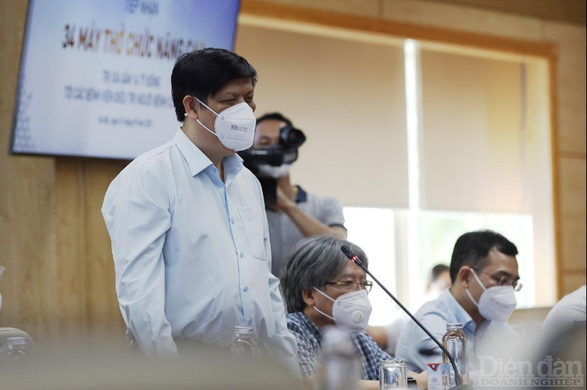trưởng Y tế Nguyễn Thanh Long phát biểu tại buổi lễ tiếp nhận 34 máy thở chức năng cao do Tập đoàn TH trao tặng.