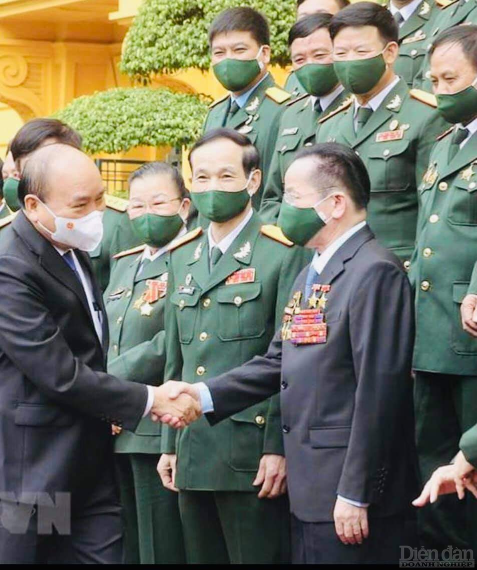 Chủ tịch nước Nguyễn Xuân Phúc chụp ảnh lưu niệm với các Doanh nhân cựu chiến binh Việt Nam tiêu biểu.