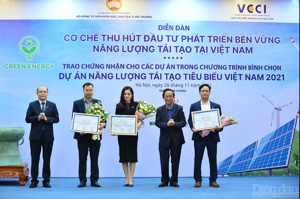Ông Nguyễn Hải Vinh (thứ 2 từ trái sang), Phó Tổng giám đốc Công ty CP Năng lượng Tái tạo BIM, nhận chứng nhận Dự án Năng lượng tái tạo tiêu biểu Việt Nam 2021 cho 2 nhà máy điện mặt trời BIM 2, BIM 3.